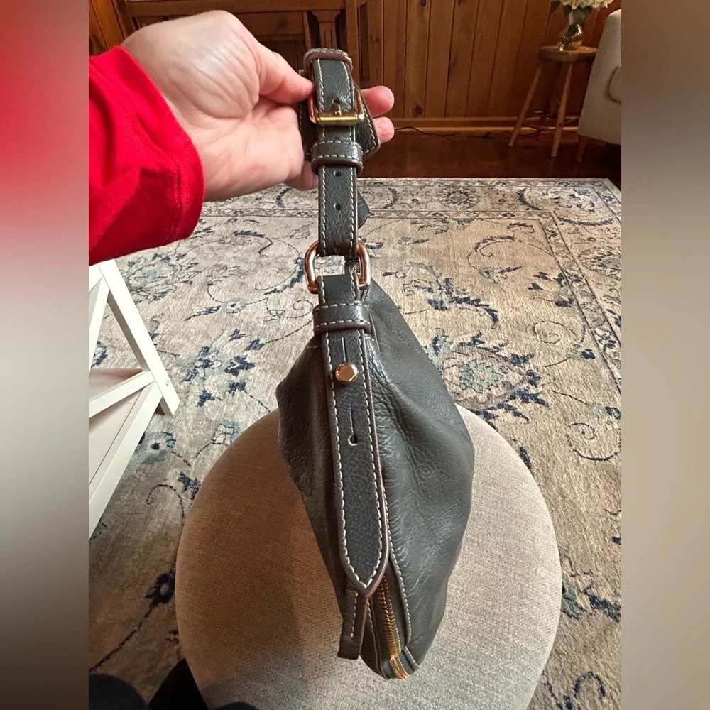 Dooney & Bourke grey leather hobo zip shoulder bag, bottom expandable to 3”
